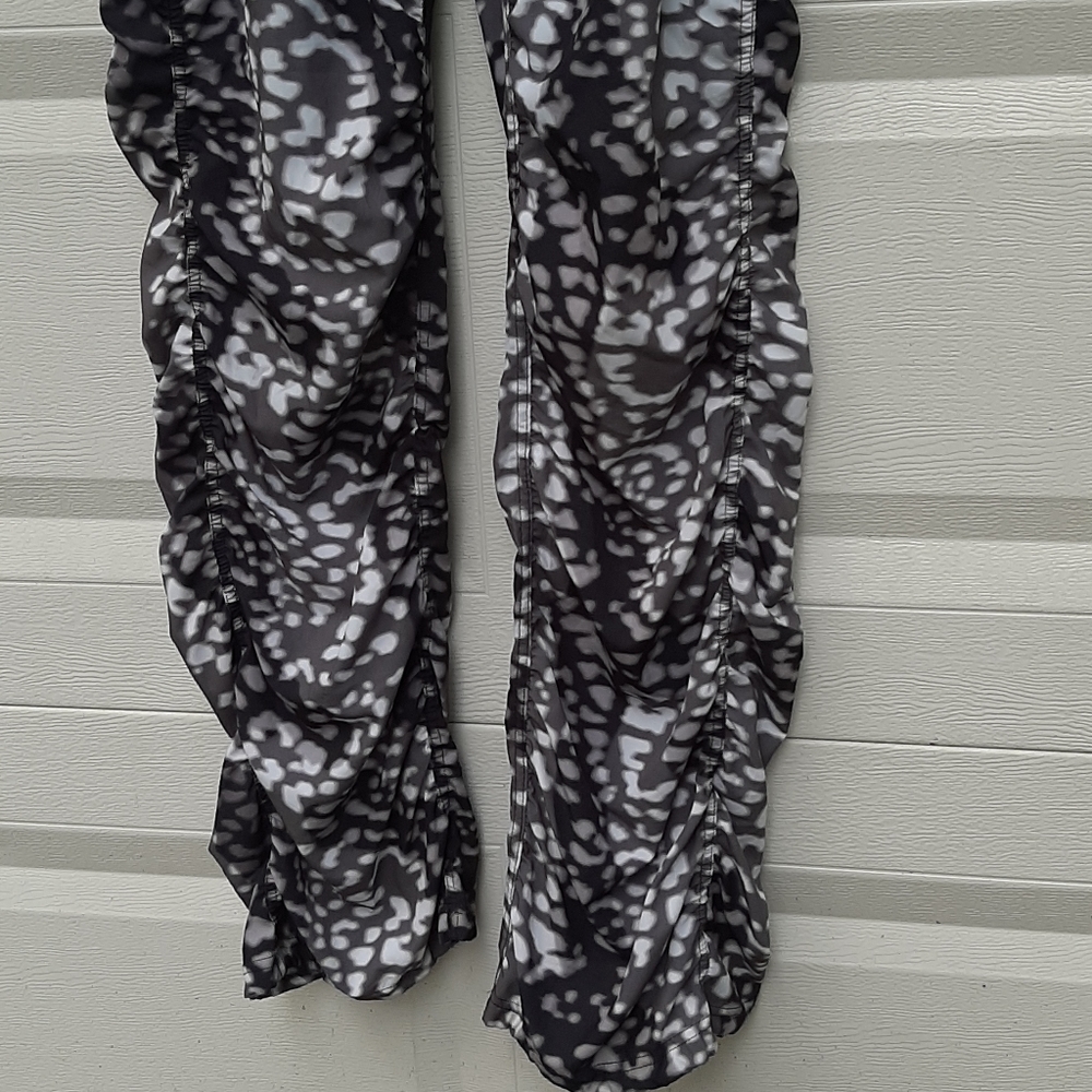 Kyodan Gray leopard print rushed stretch pants size S - Picture 3 of 5